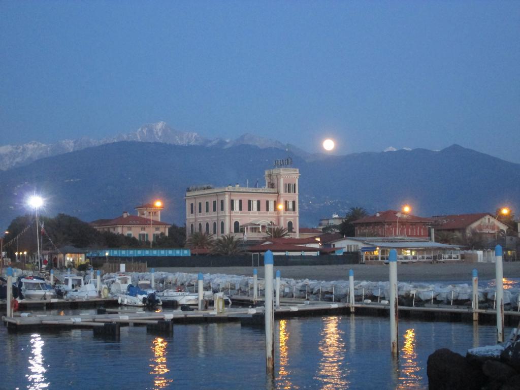 Hotel Italia Marina di Massa Exteriör bild